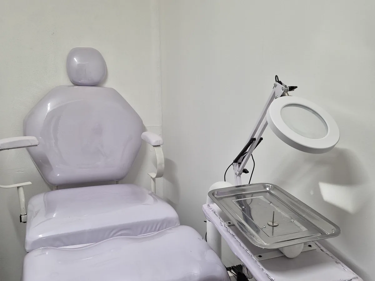 Sillón y área de atención del consultorio LEXIMAR