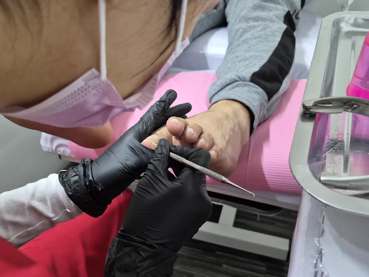 Cuidado detallado de uñas realizado en LEXIMAR